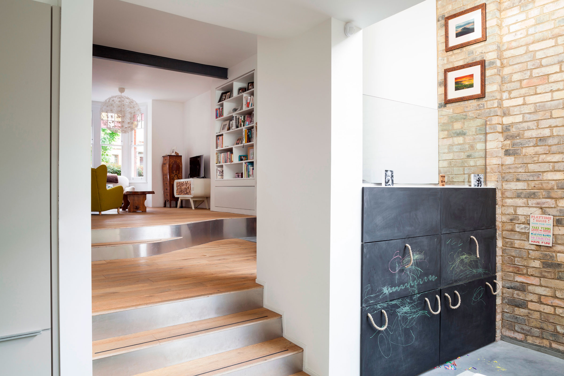 A Bright and Luminous Modern House on Multiple Levels for a Young Family of Three by Scenario Architecture (8)