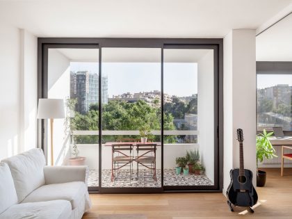 A Cheerful, Bright and Practical Modern Apartment in Les Corts, Barcelona by Roman Izquierdo Bouldstridge (1)