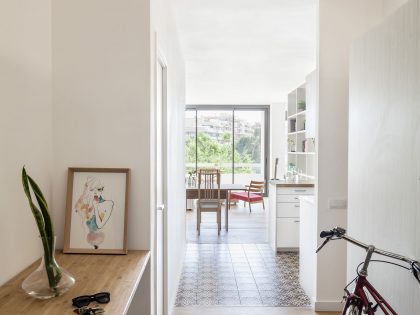 A Cheerful, Bright and Practical Modern Apartment in Les Corts, Barcelona by Roman Izquierdo Bouldstridge (2)