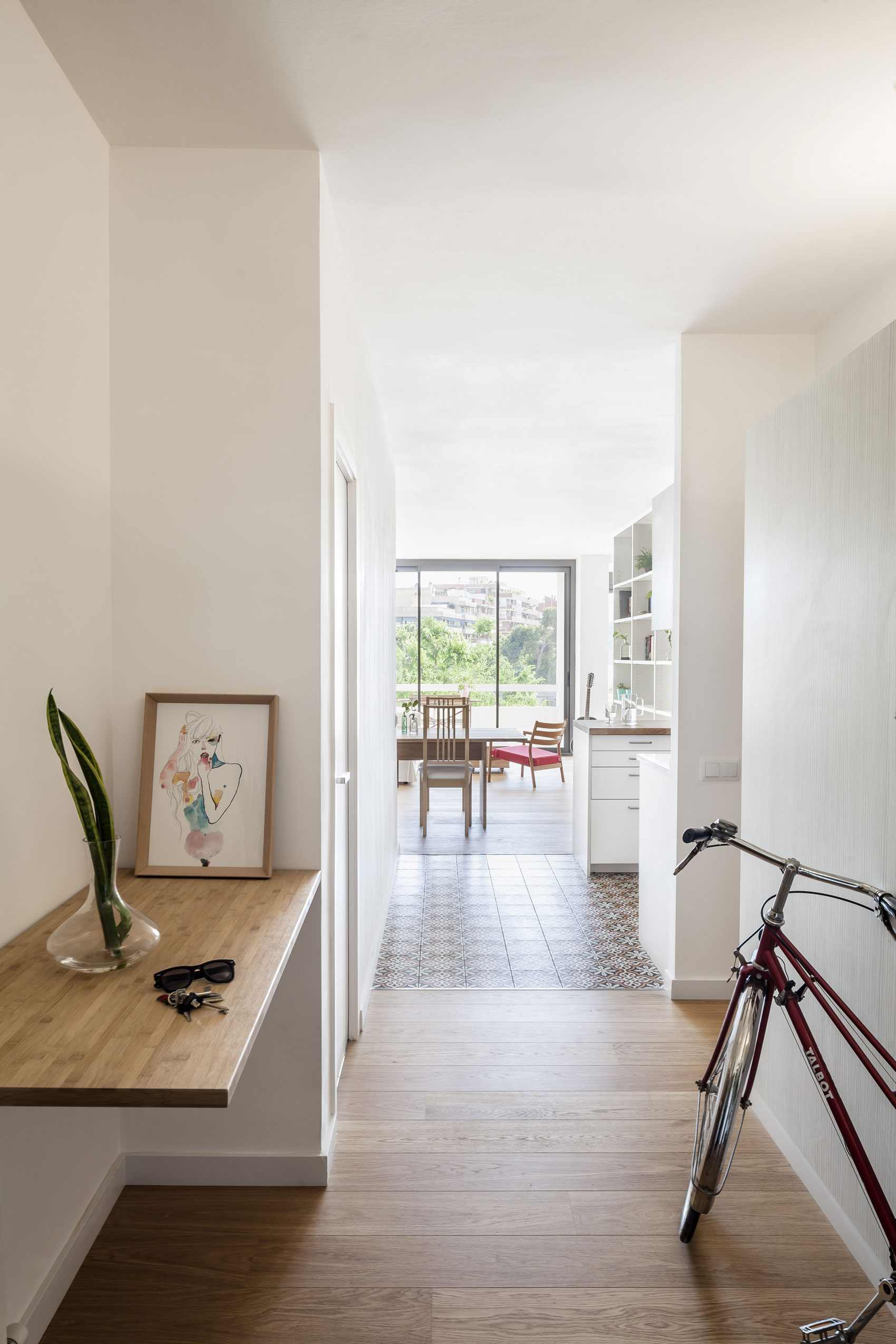 A Cheerful, Bright and Practical Modern Apartment in Les Corts, Barcelona by Roman Izquierdo Bouldstridge (2)