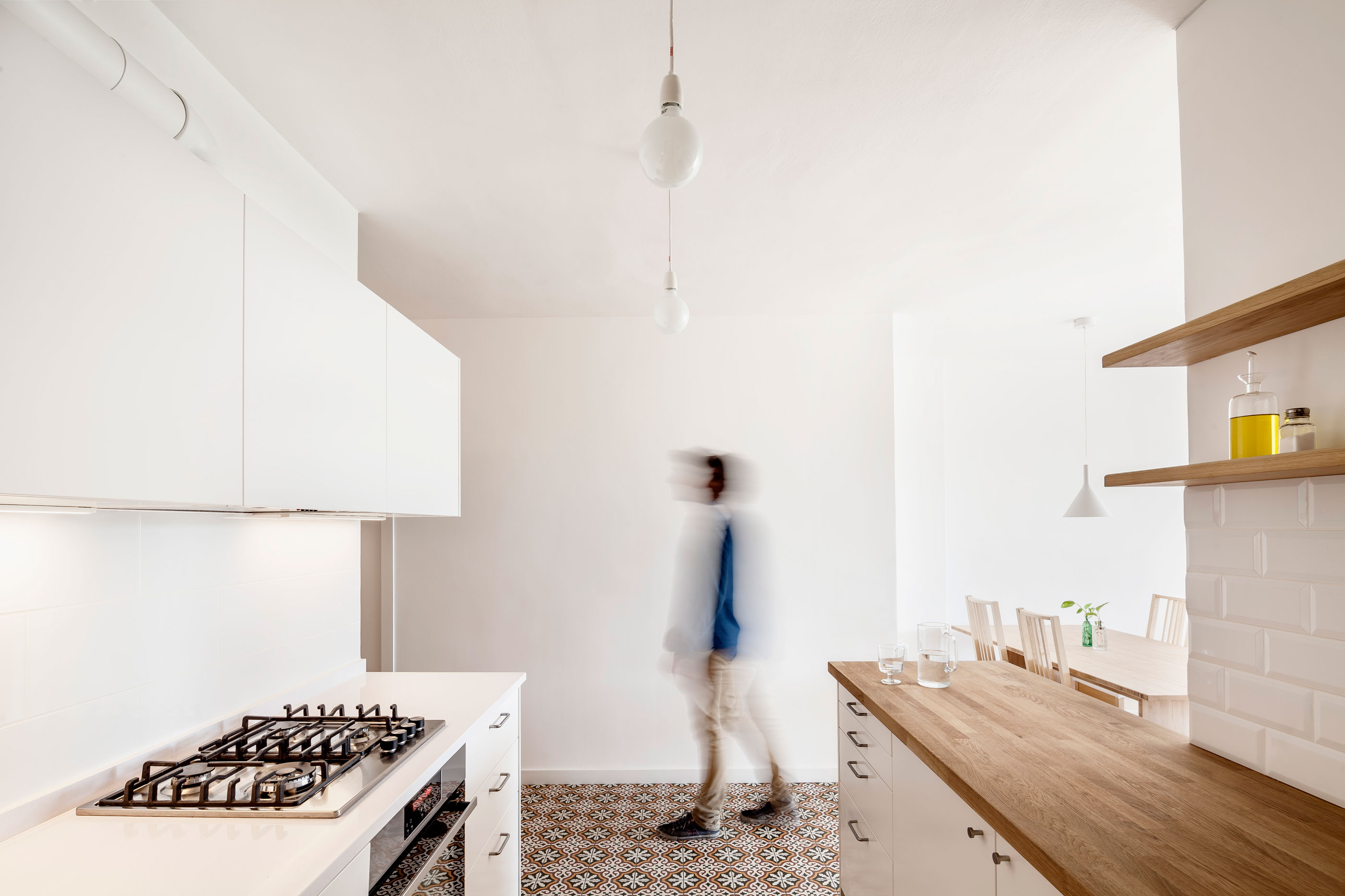 A Cheerful, Bright and Practical Modern Apartment in Les Corts, Barcelona by Roman Izquierdo Bouldstridge (3)