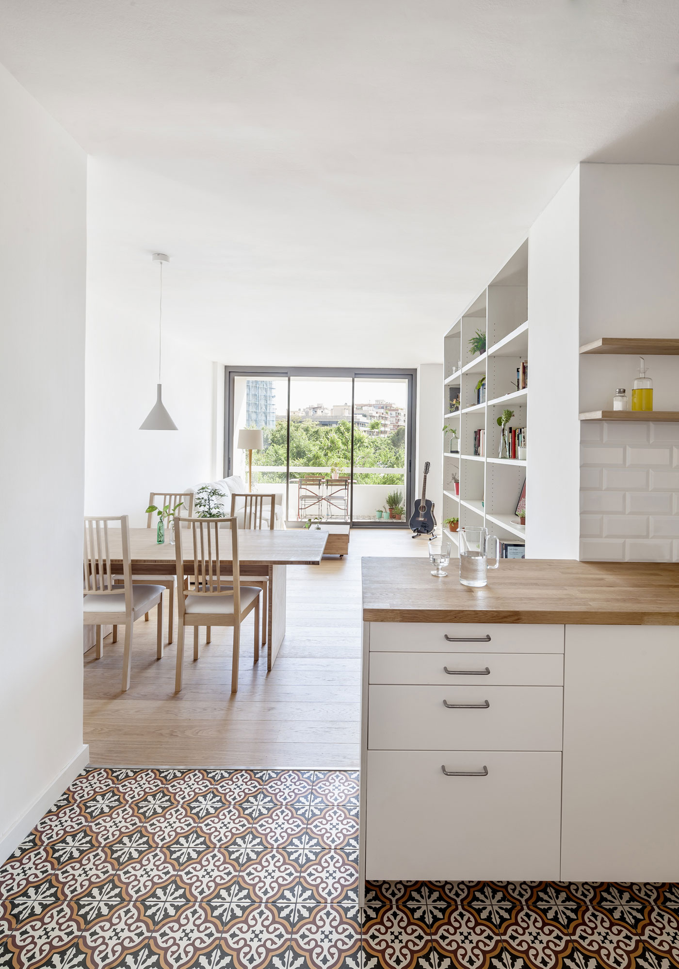 A Cheerful, Bright and Practical Modern Apartment in Les Corts, Barcelona by Roman Izquierdo Bouldstridge (4)