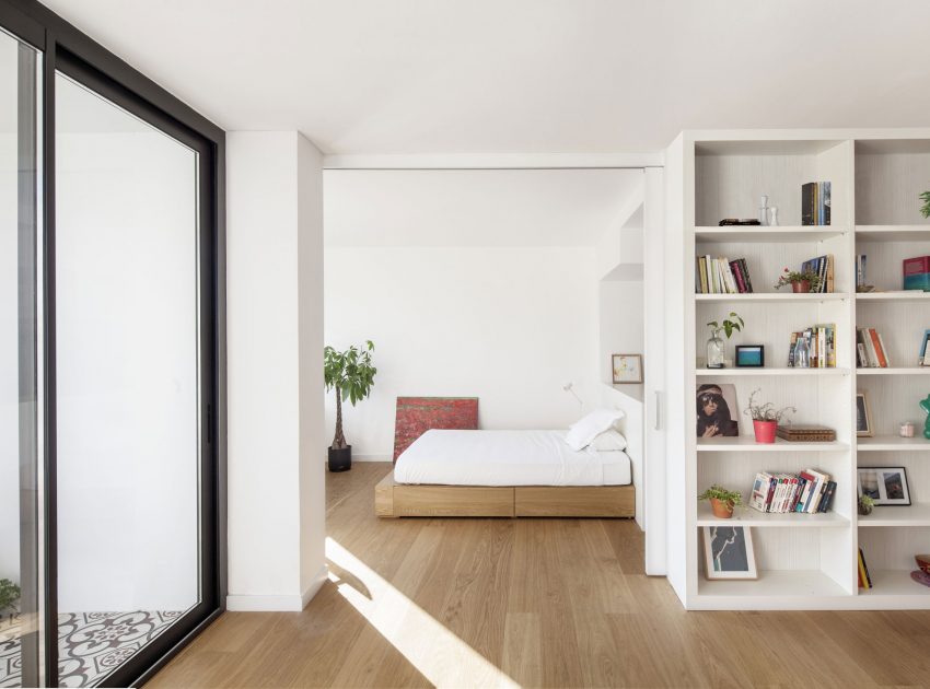 A Cheerful, Bright and Practical Modern Apartment in Les Corts, Barcelona by Roman Izquierdo Bouldstridge (5)