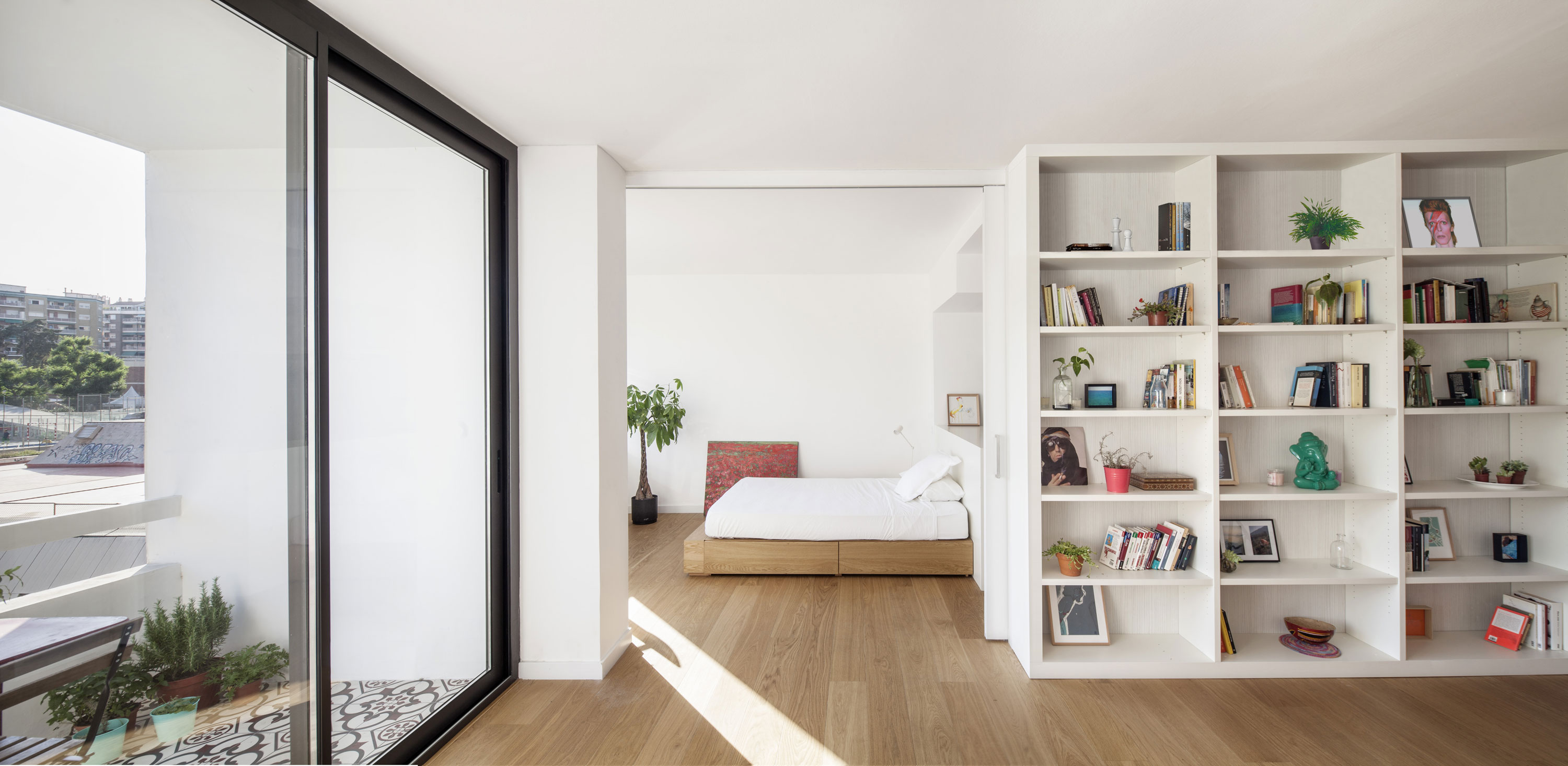 A Cheerful, Bright and Practical Modern Apartment in Les Corts, Barcelona by Roman Izquierdo Bouldstridge (5)