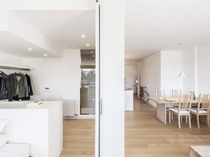 A Cheerful, Bright and Practical Modern Apartment in Les Corts, Barcelona by Roman Izquierdo Bouldstridge (6)
