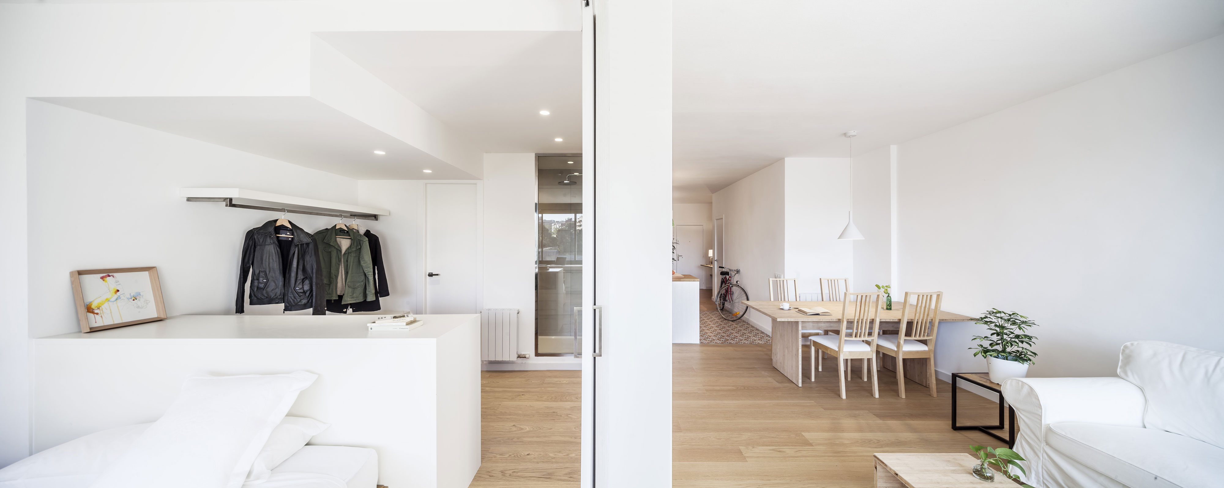A Cheerful, Bright and Practical Modern Apartment in Les Corts, Barcelona by Roman Izquierdo Bouldstridge (6)