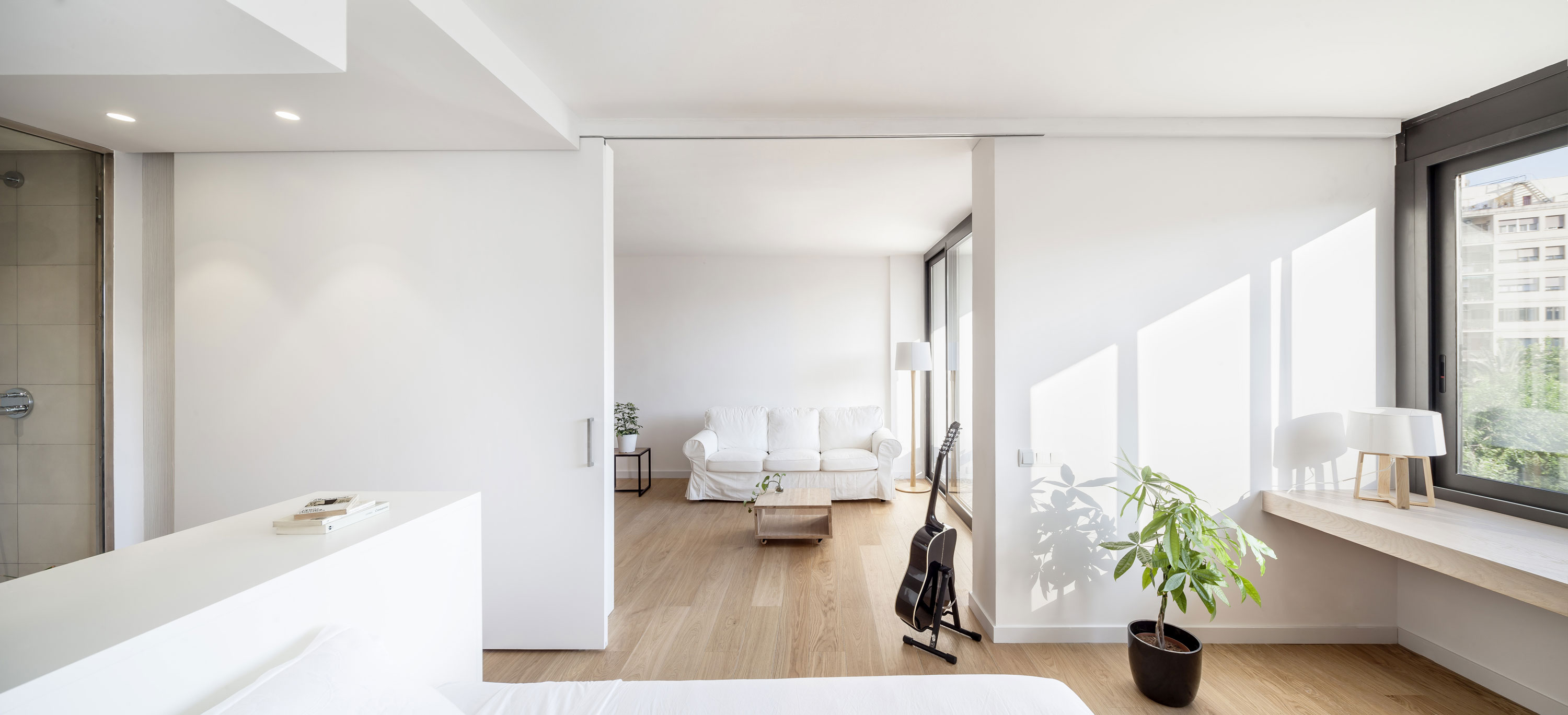 A Cheerful, Bright and Practical Modern Apartment in Les Corts, Barcelona by Roman Izquierdo Bouldstridge (7)