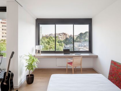 A Cheerful, Bright and Practical Modern Apartment in Les Corts, Barcelona by Roman Izquierdo Bouldstridge (8)