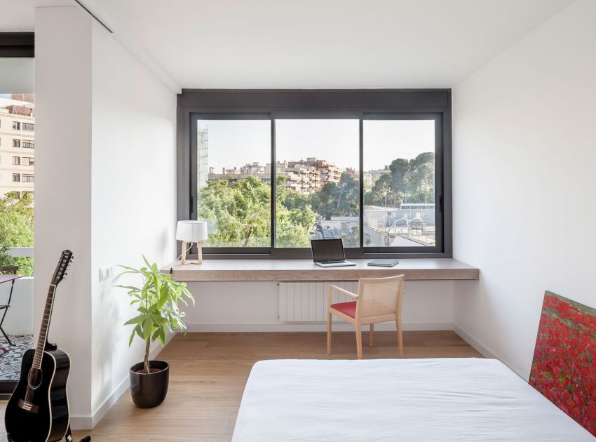 A Cheerful, Bright and Practical Modern Apartment in Les Corts, Barcelona by Roman Izquierdo Bouldstridge (8)