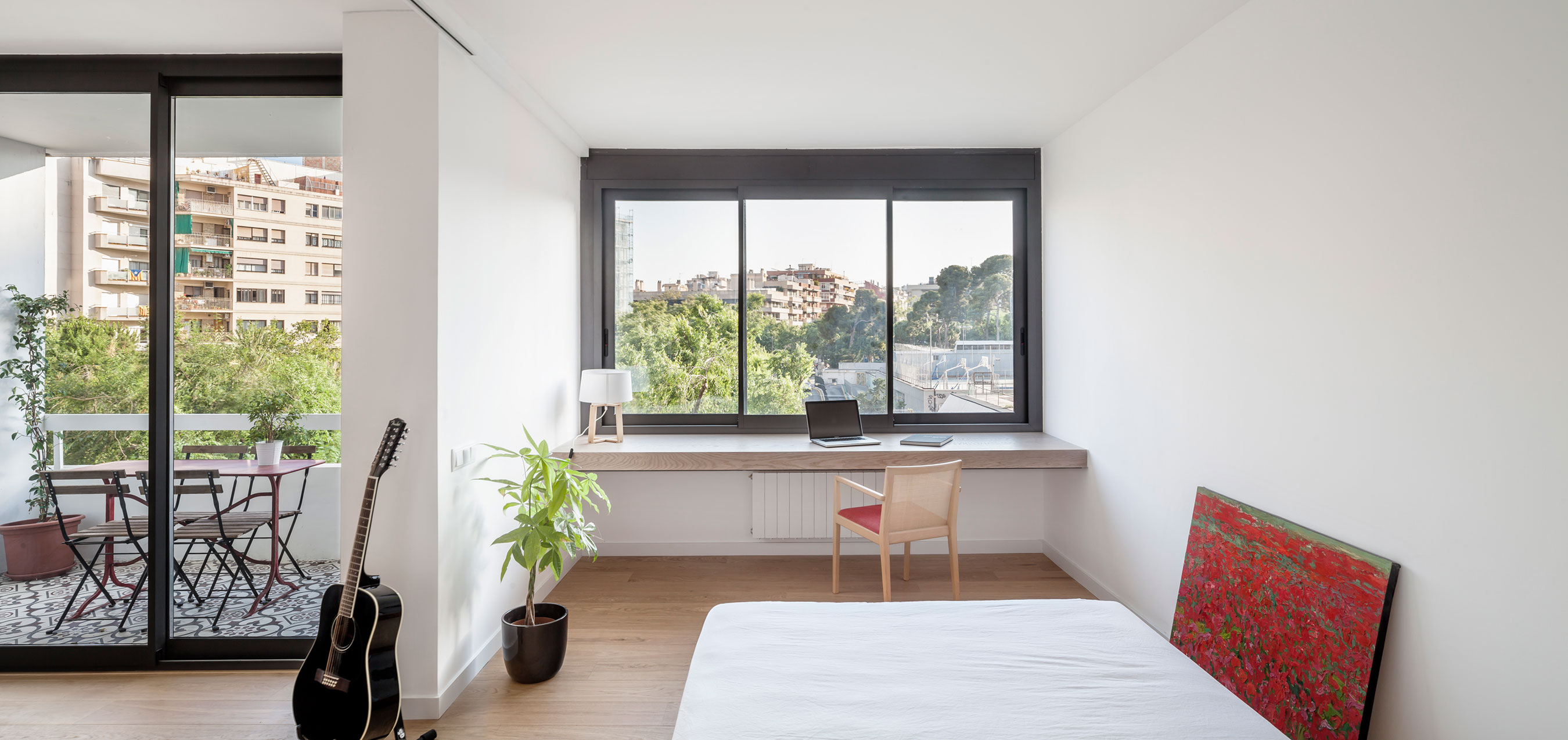 A Cheerful, Bright and Practical Modern Apartment in Les Corts, Barcelona by Roman Izquierdo Bouldstridge (8)