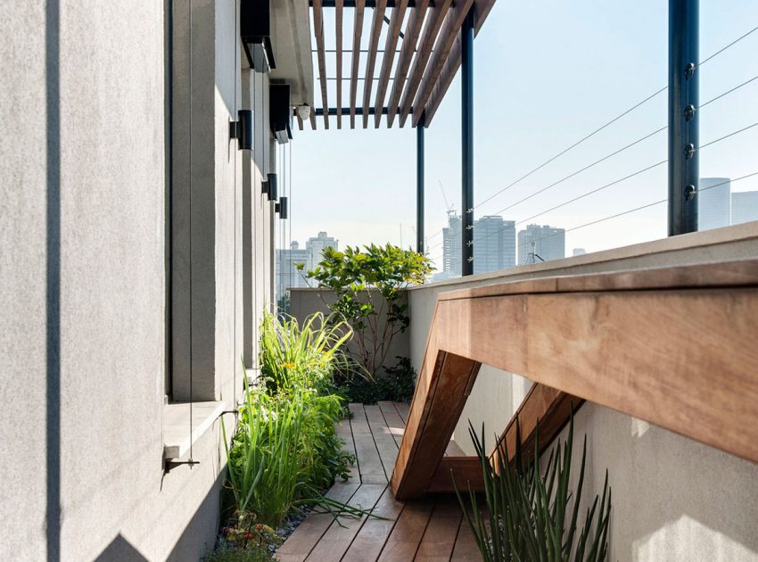 A Stylish and Playful Duplex Penthouse with Suspended Steel Staircase in Tel Aviv by Toledano +Architects (4)