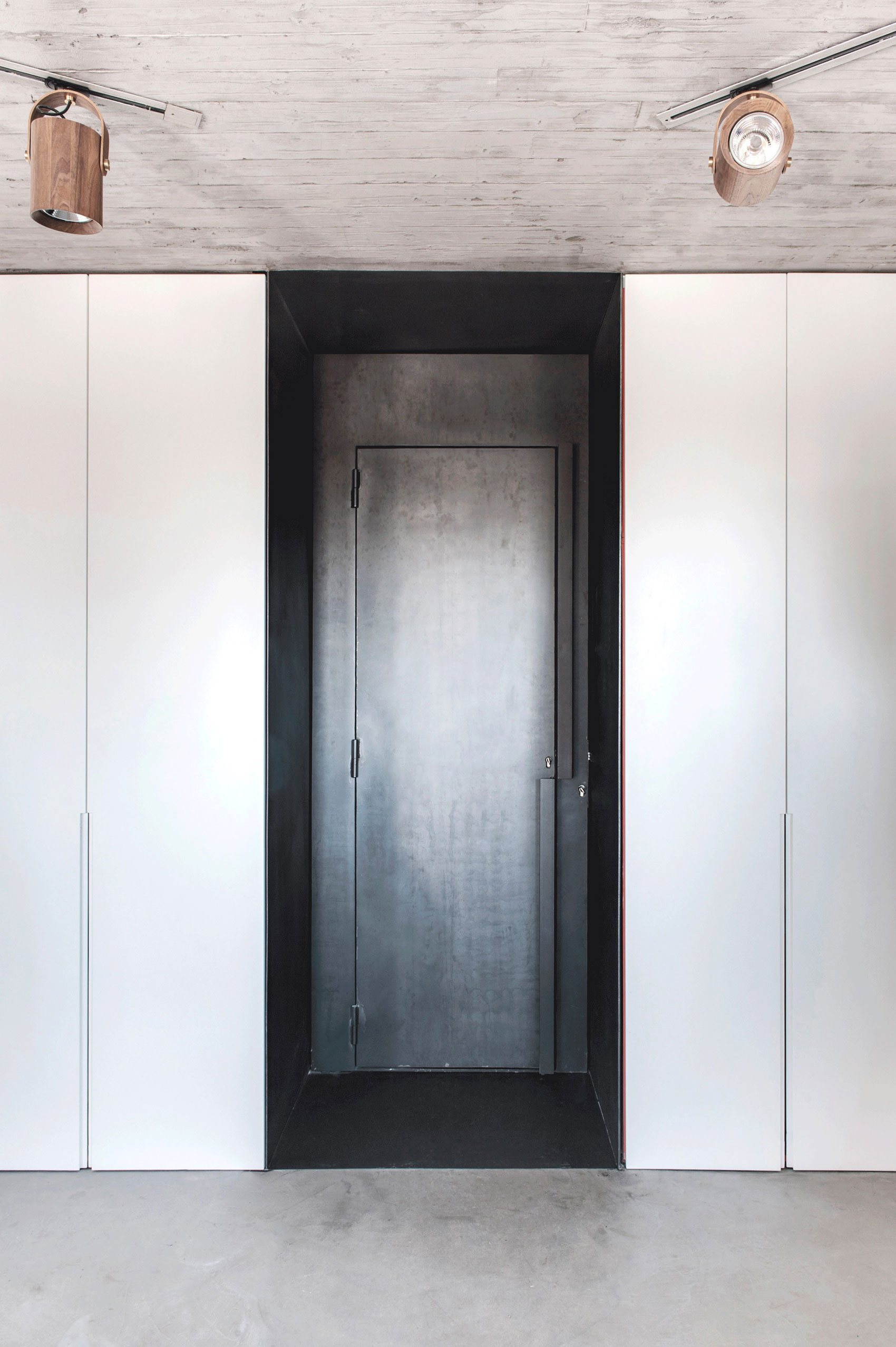 A Stylish and Playful Duplex Penthouse with Suspended Steel Staircase in Tel Aviv by Toledano +Architects (5)