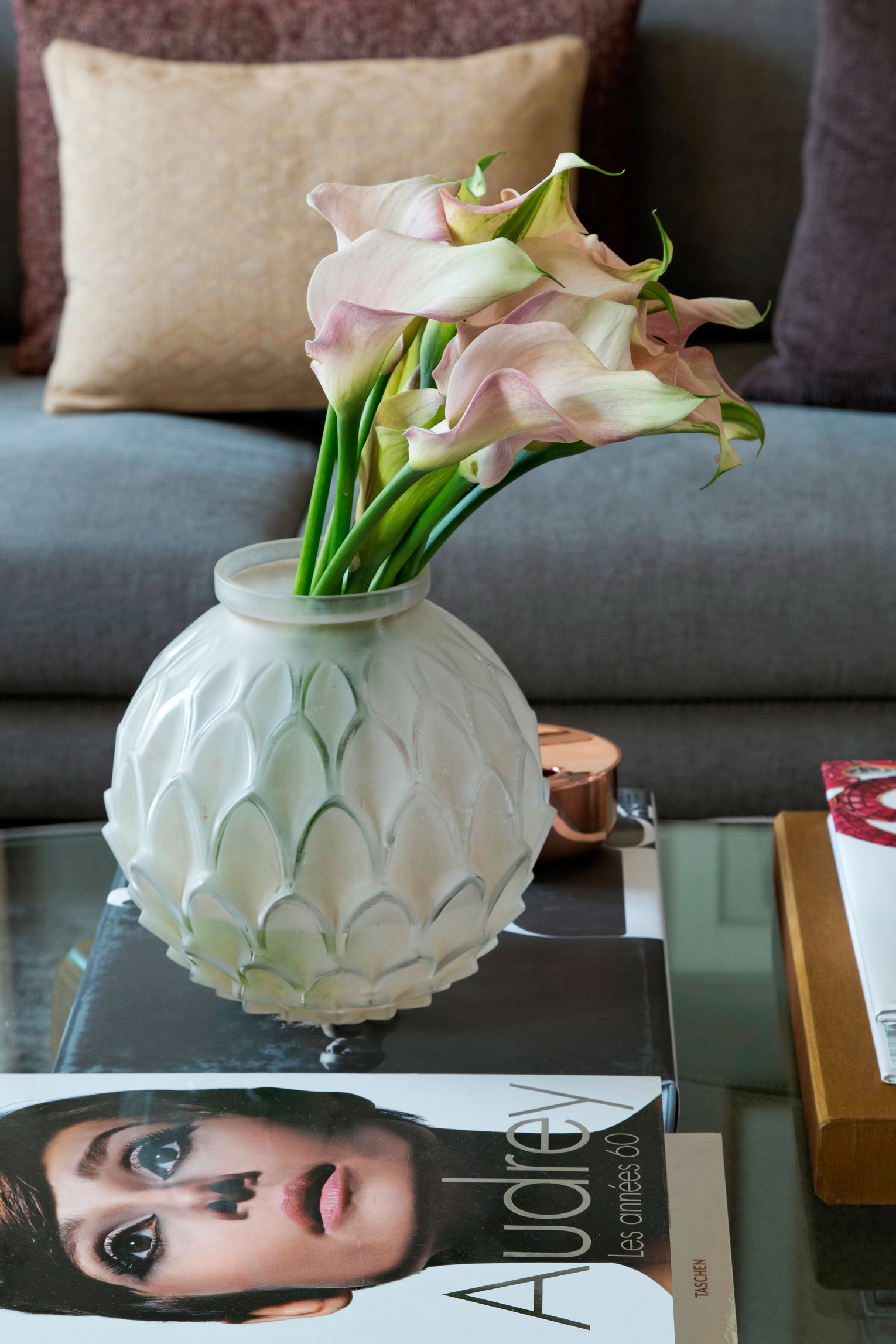 A Chic and Charming Contemporary Apartment for a Young Brazilian Couple by Diego Revollo Arquitetura (9)