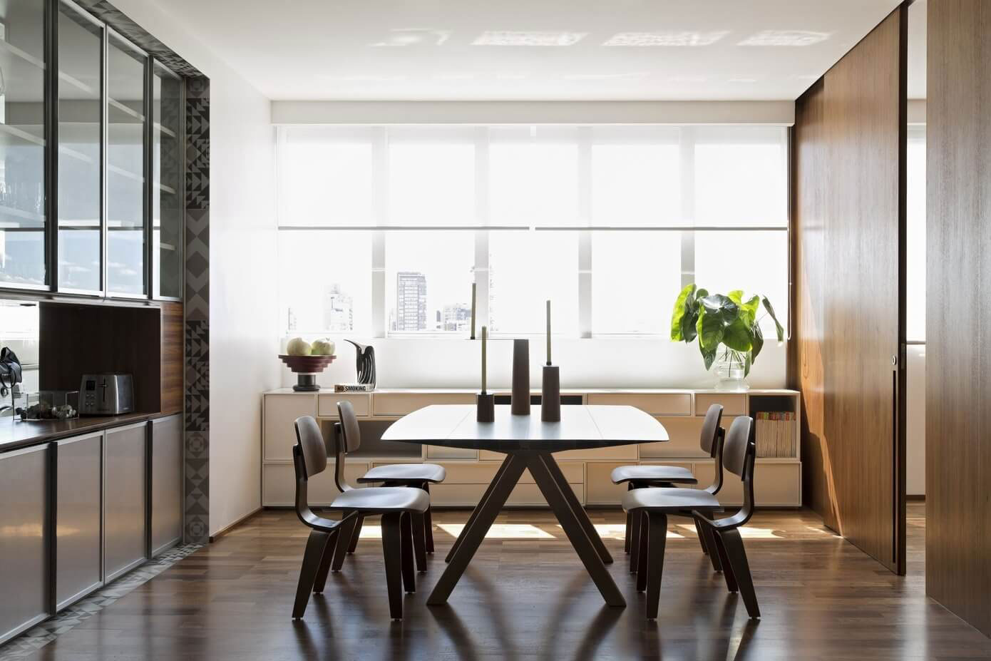 A Chic and Sophisticated Contemporary Apartment in São Paulo by Diego Revollo Arquitetura (17)