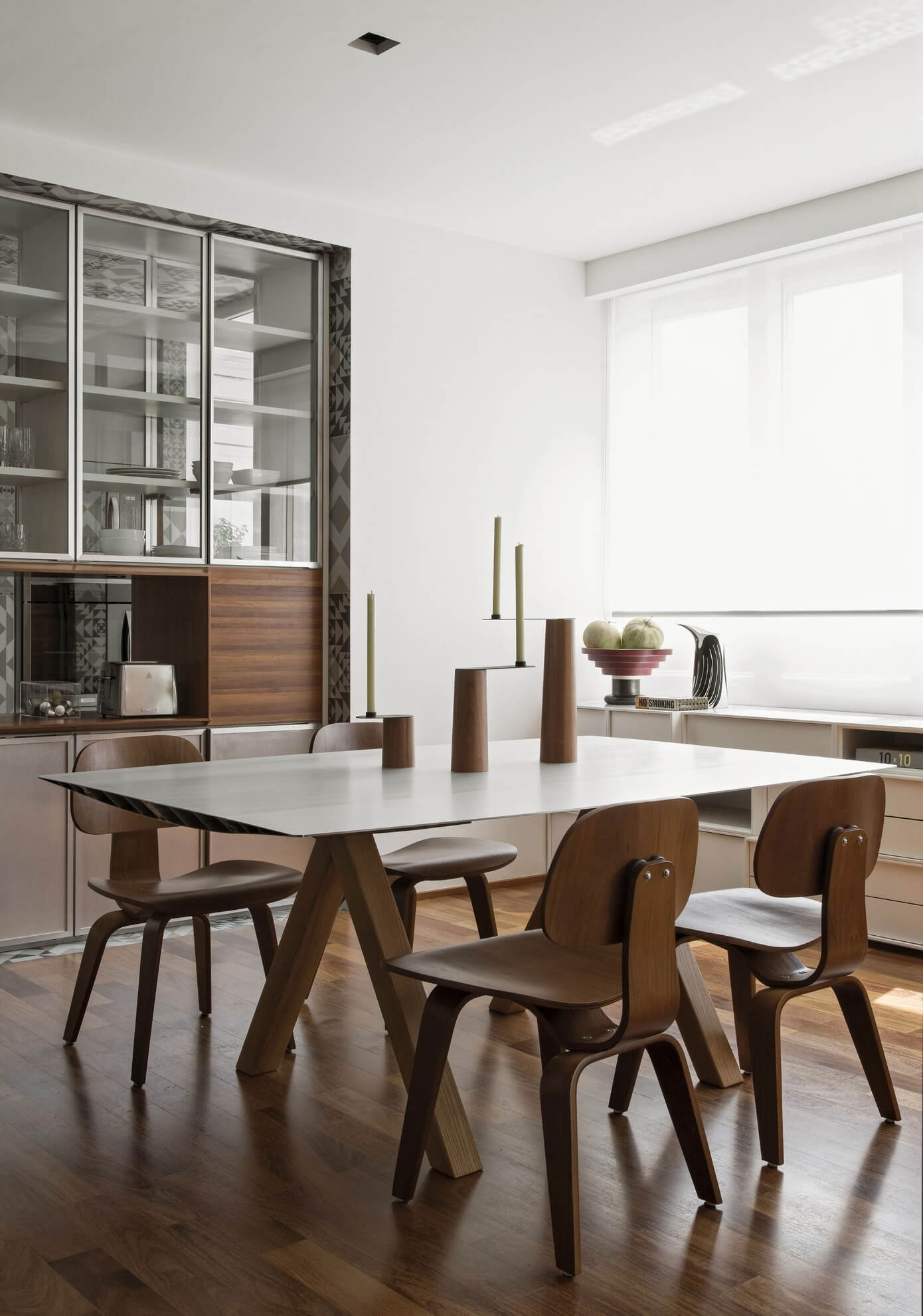 A Chic and Sophisticated Contemporary Apartment in São Paulo by Diego Revollo Arquitetura (18)