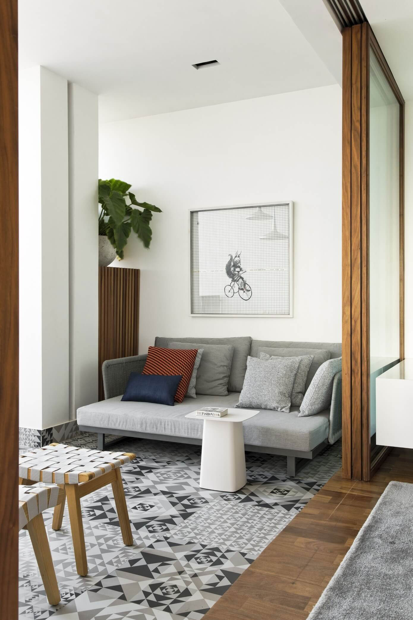 A Chic and Sophisticated Contemporary Apartment in São Paulo by Diego Revollo Arquitetura (4)