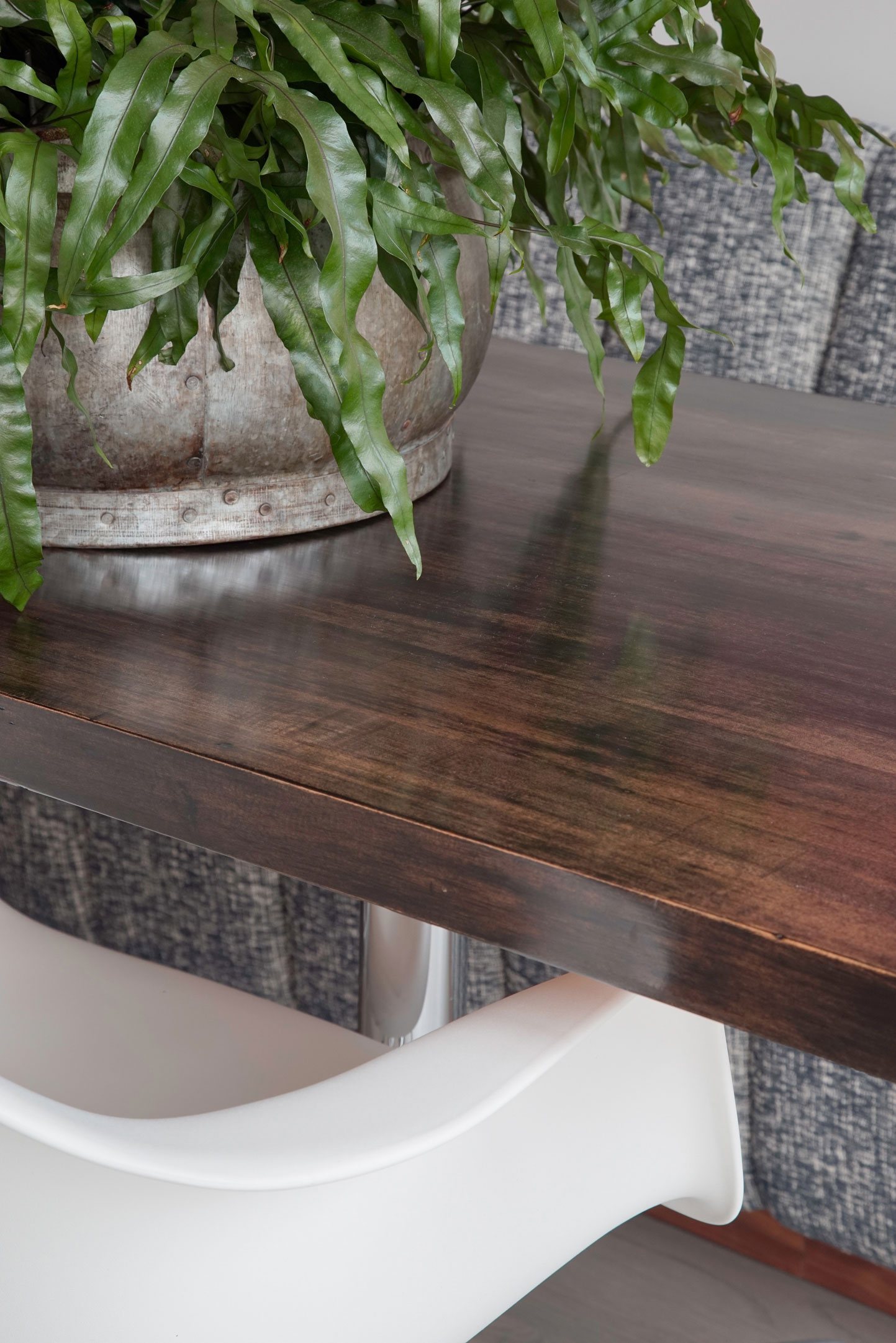 A Chic and Stylish Apartment Blends Rustic and Modern Details in Chicago by LG Interiors (7)