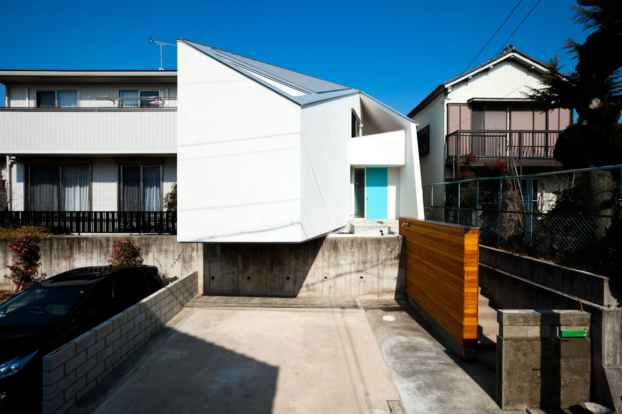 A Colorful Contemporary Home with Splashes of Bold Accents in Nagoya by Atelier Tekuto (1)