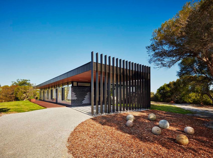 A Colorful Modern Home with Simple and Beautiful Lines in Waratah Bay