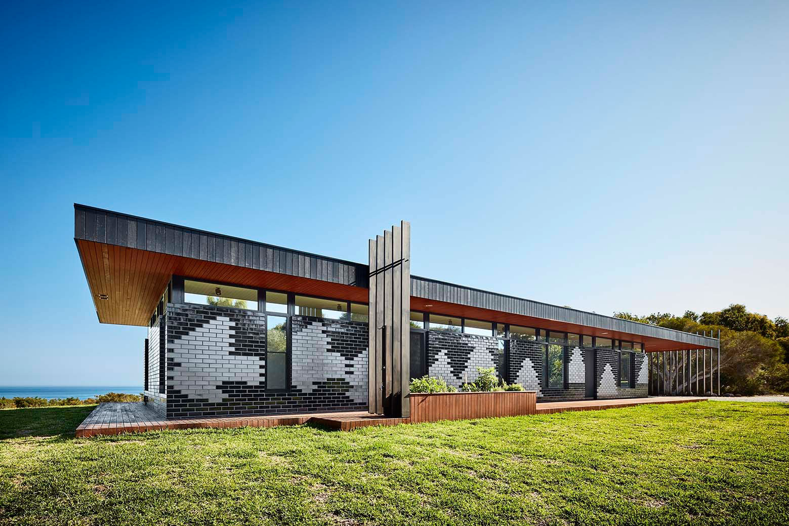 A Colorful Modern Home with Simple and Beautiful Lines in Waratah Bay by Hayne Wadley Architecture (2)