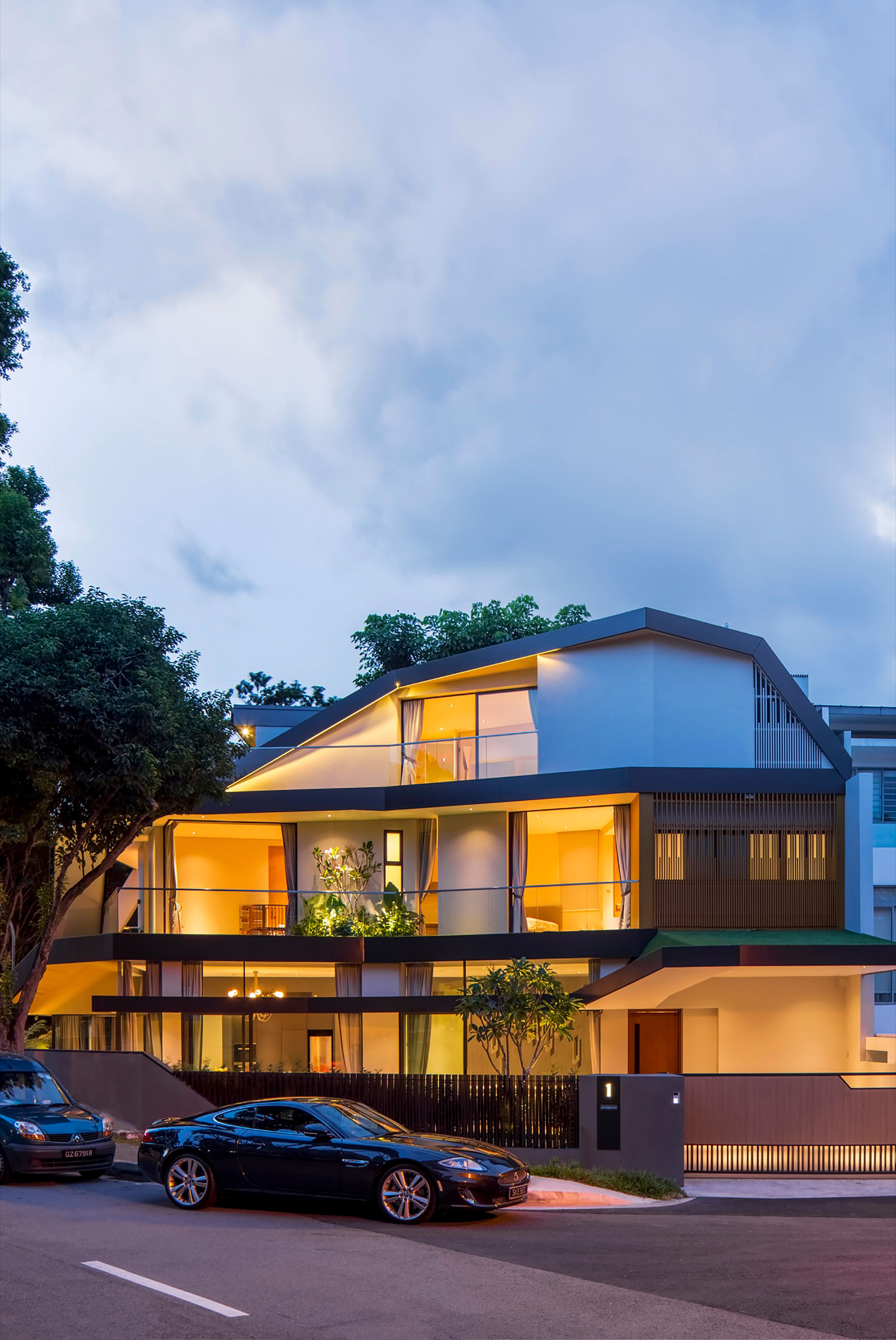 A Comfortable Contemporary House Surrounded by Mature Rain Trees and Quiet Walkways in Singapore by A D LAB (15)