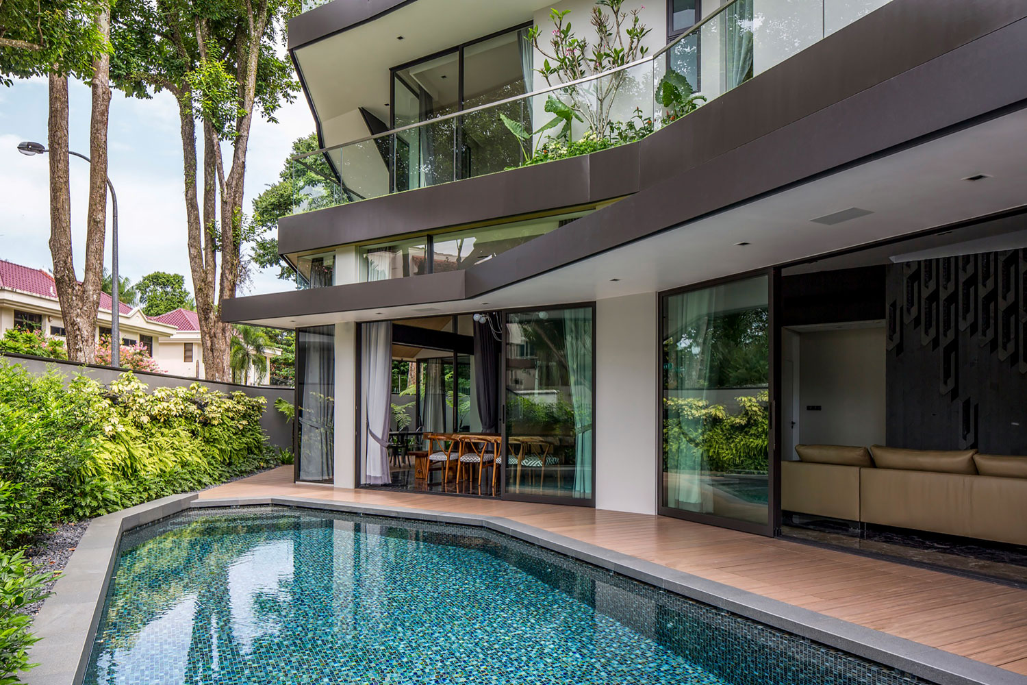 A Comfortable Contemporary House Surrounded by Mature Rain Trees and Quiet Walkways in Singapore by A D LAB (6)