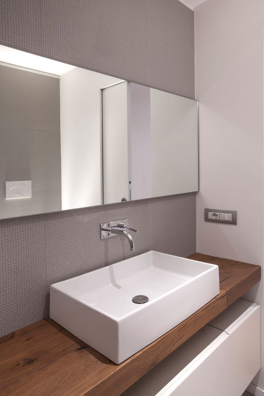 A Compact Yet Minimalist Apartment in Prati, Rome by Luca Peralta Studio (11)