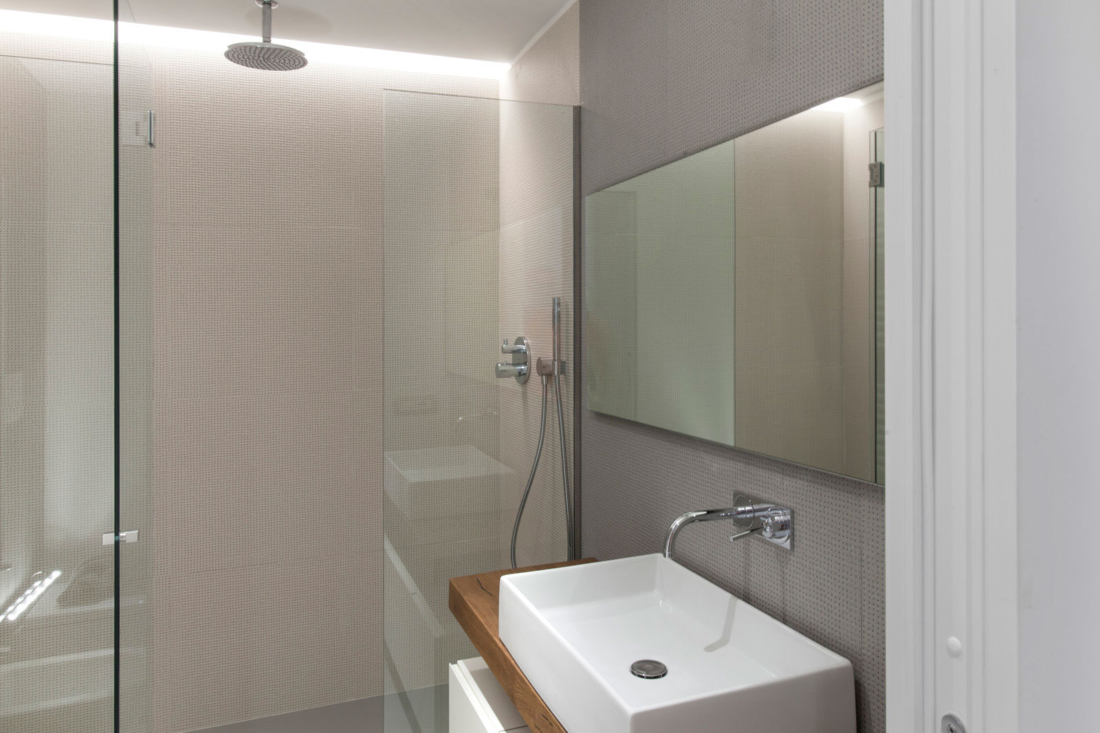 A Compact Yet Minimalist Apartment in Prati, Rome by Luca Peralta Studio (8)