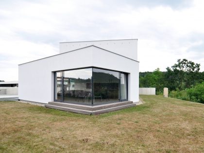 A Compact and Contemporary Family House in Hluboká nad Vltavou, Czech Republic by ATELIER 111 (7)