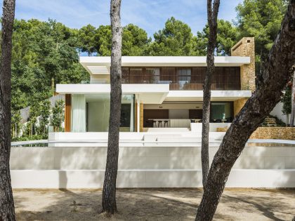 A Playful and Elegant Contemporary Home Formed by Overlapping Canopies in Spain