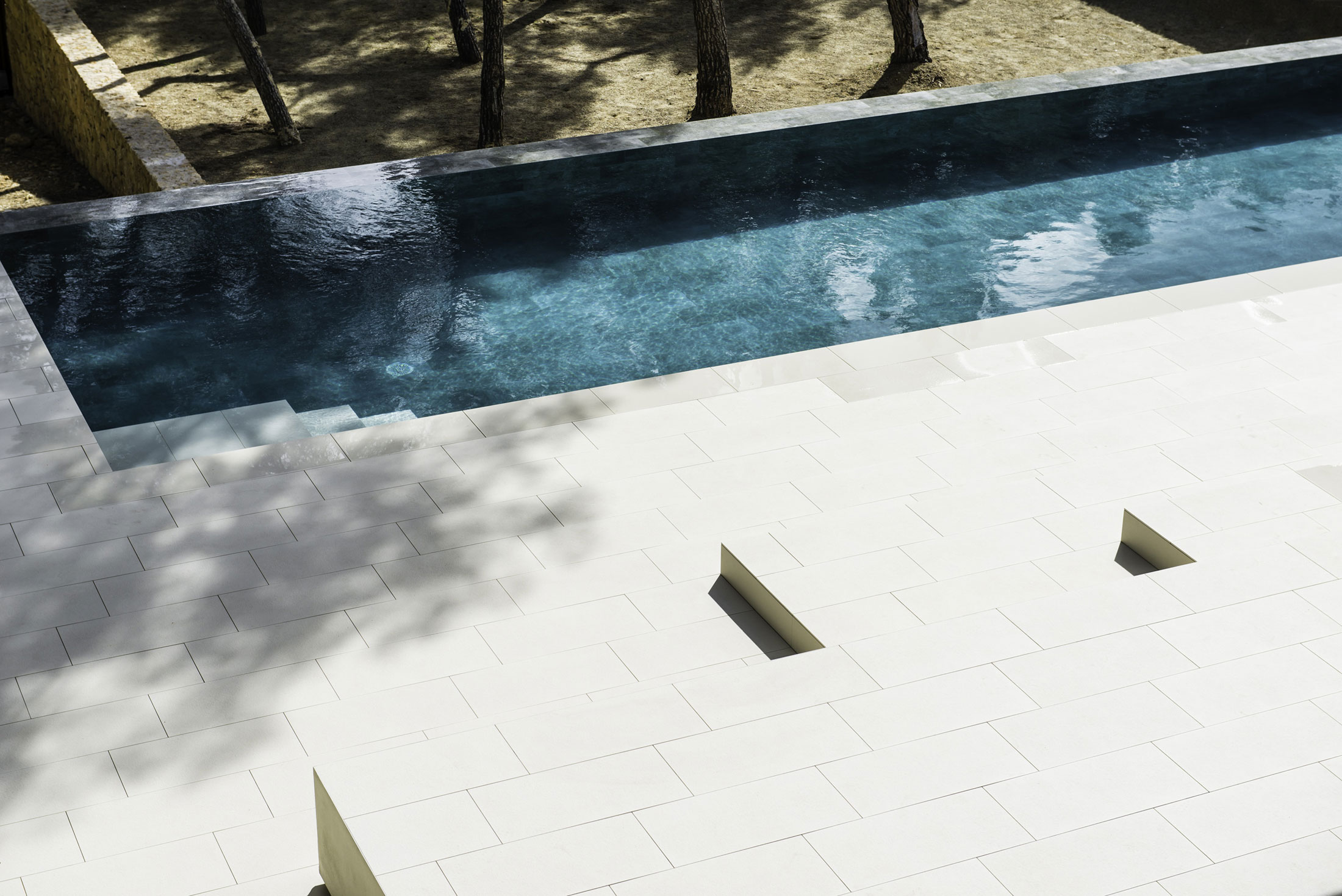 A Playful and Elegant Contemporary Home Formed by Overlapping Canopies in Spain by Juma Architects (12)