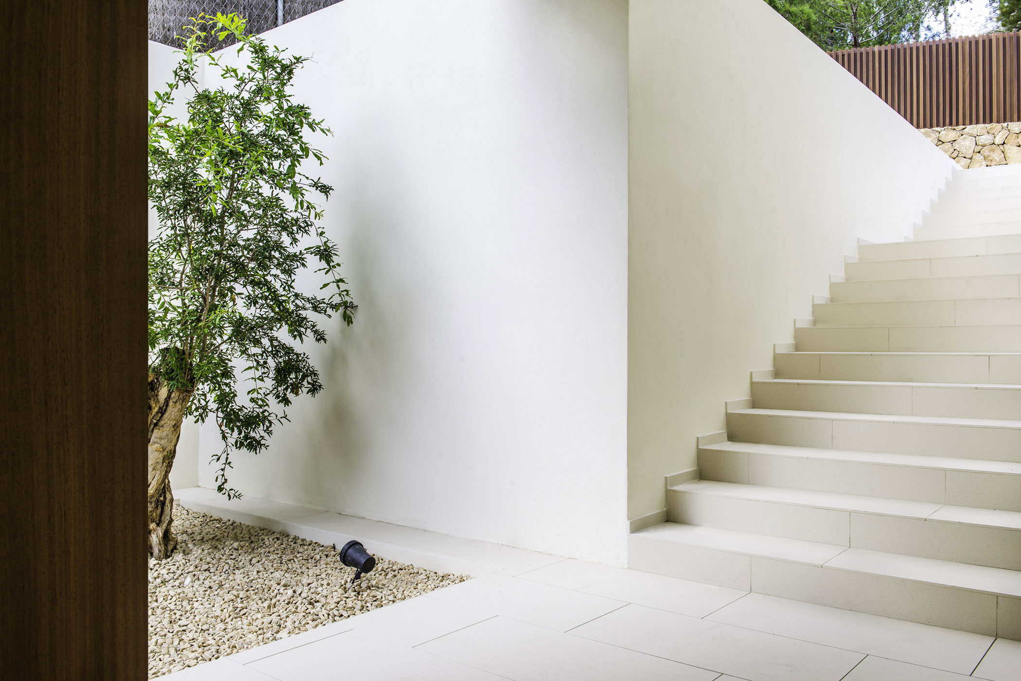 A Playful and Elegant Contemporary Home Formed by Overlapping Canopies in Spain by Juma Architects (13)