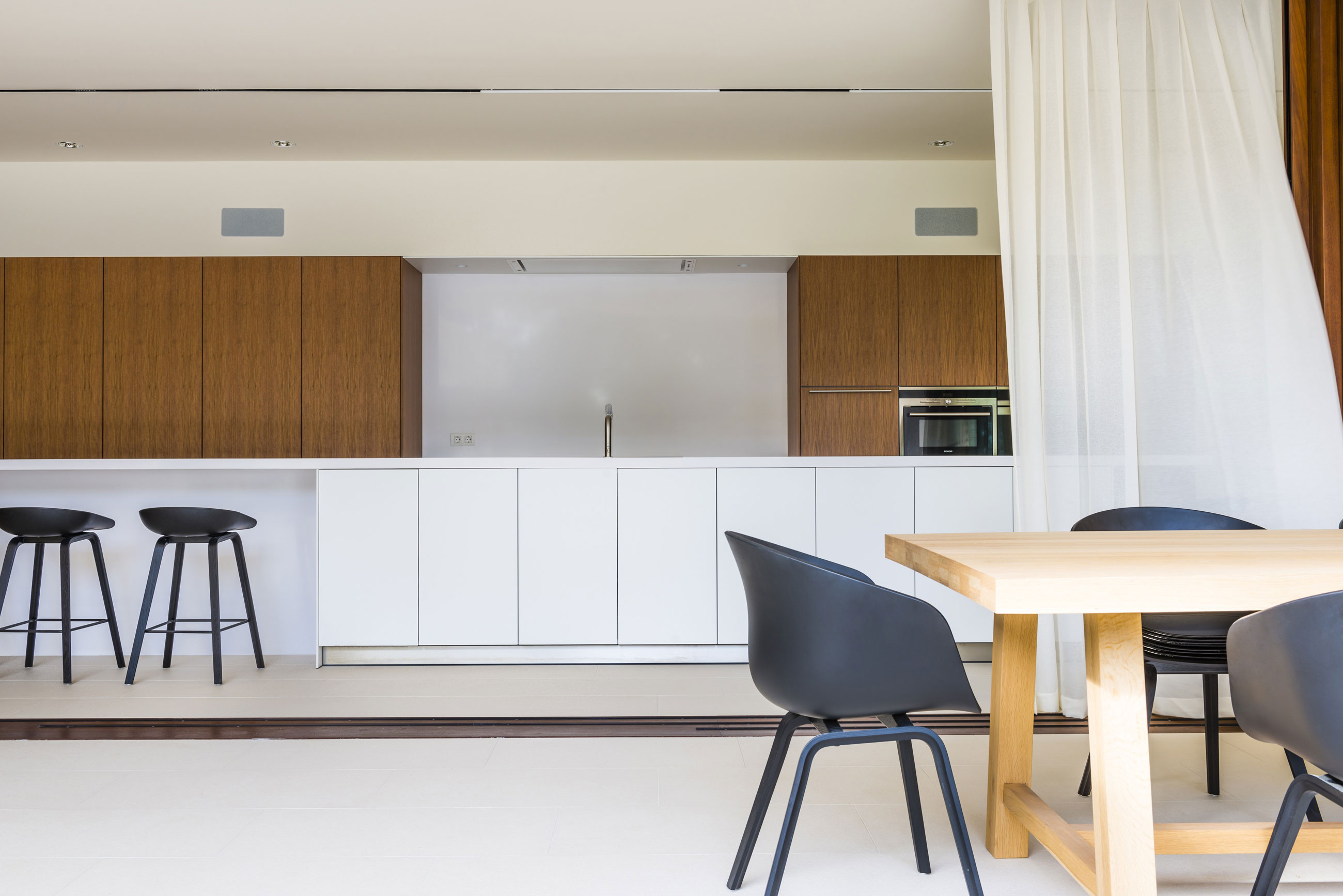 A Playful and Elegant Contemporary Home Formed by Overlapping Canopies in Spain by Juma Architects (14)