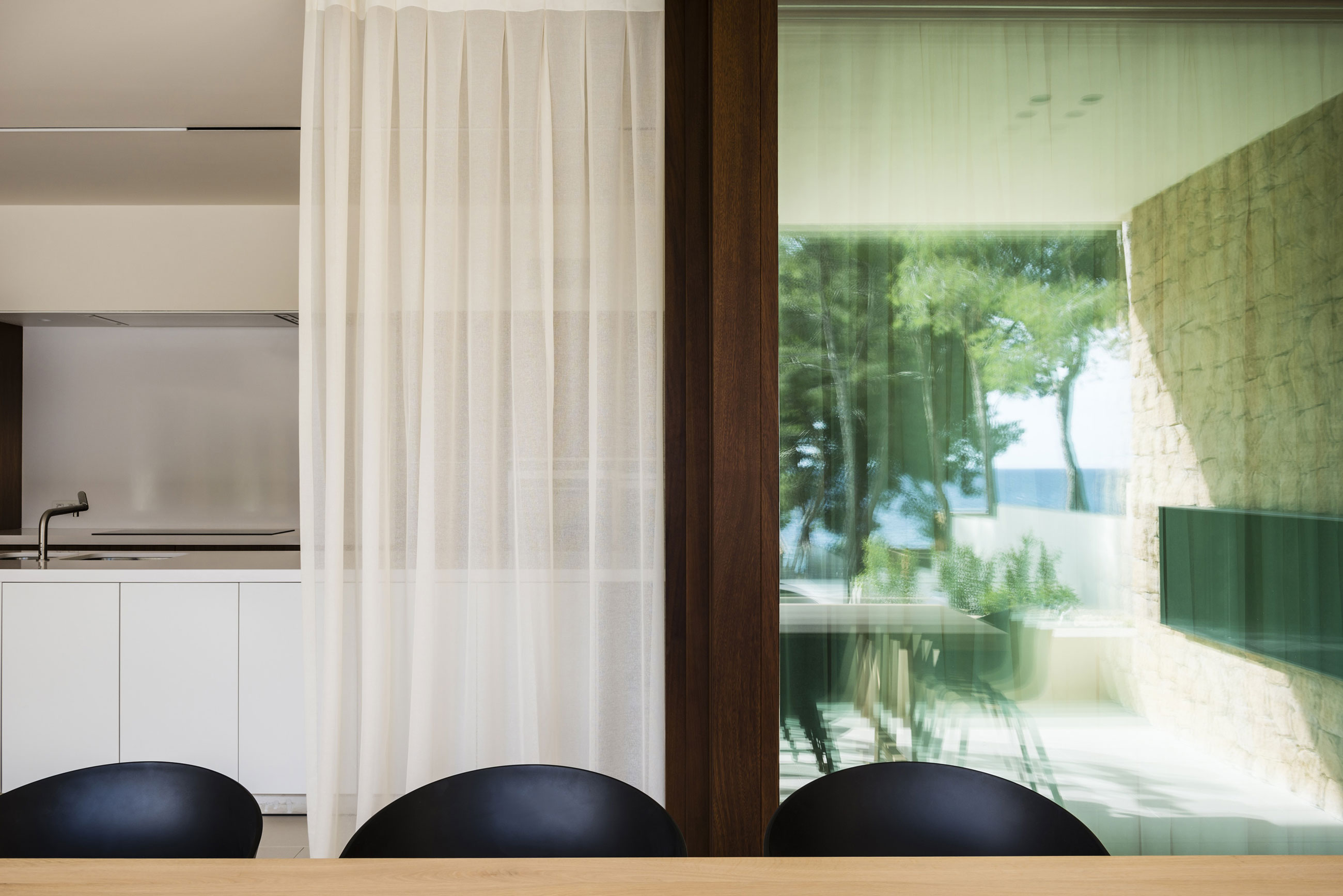 A Playful and Elegant Contemporary Home Formed by Overlapping Canopies in Spain by Juma Architects (15)