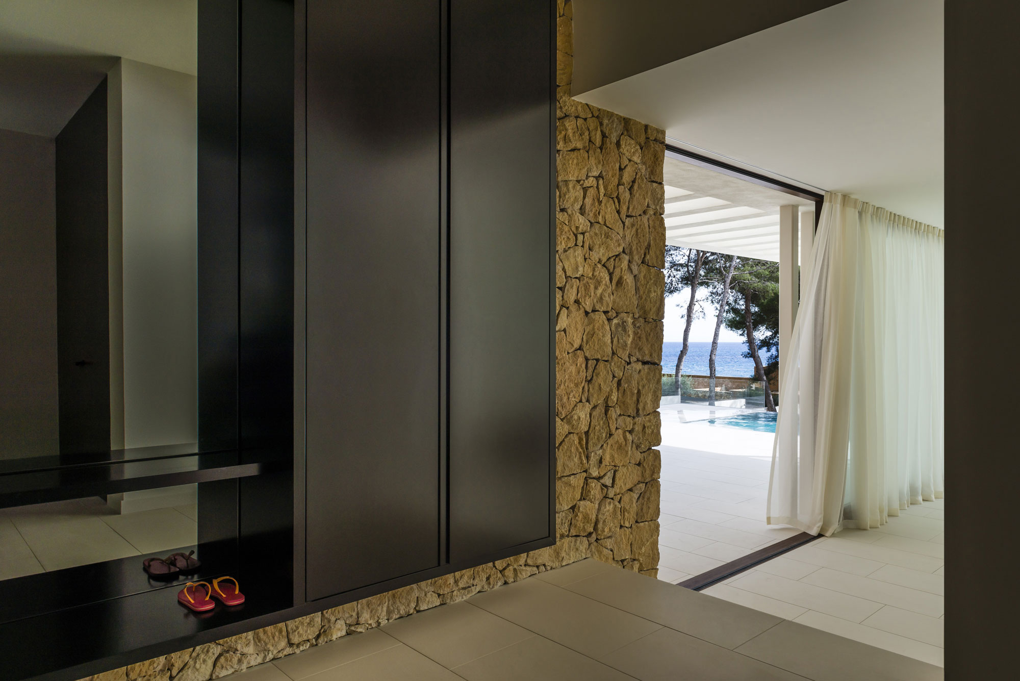 A Playful and Elegant Contemporary Home Formed by Overlapping Canopies in Spain by Juma Architects (17)