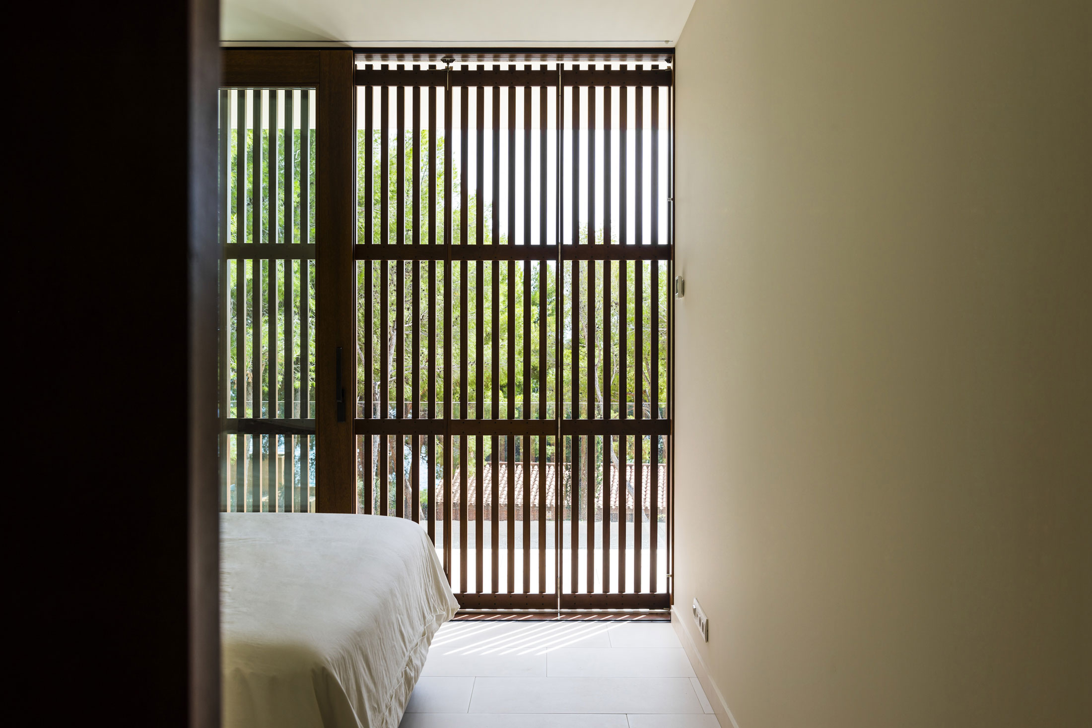 A Playful and Elegant Contemporary Home Formed by Overlapping Canopies in Spain by Juma Architects (19)