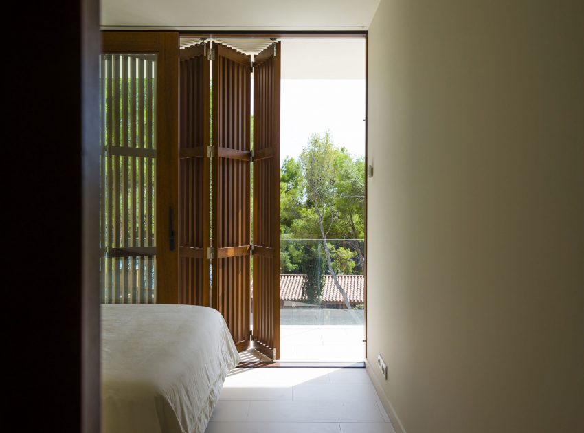 A Playful and Elegant Contemporary Home Formed by Overlapping Canopies in Spain by Juma Architects (20)