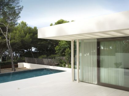 A Playful and Elegant Contemporary Home Formed by Overlapping Canopies in Spain by Juma Architects (4)