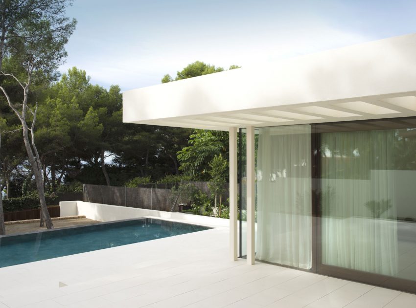 A Playful and Elegant Contemporary Home Formed by Overlapping Canopies in Spain by Juma Architects (4)