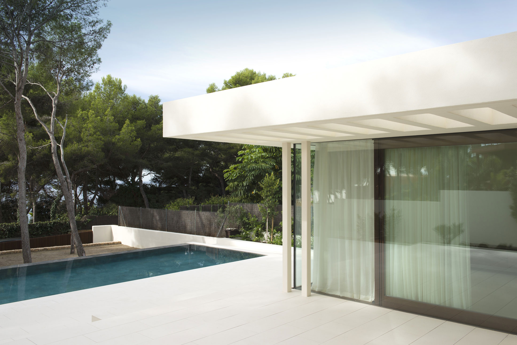 A Playful and Elegant Contemporary Home Formed by Overlapping Canopies in Spain by Juma Architects (4)