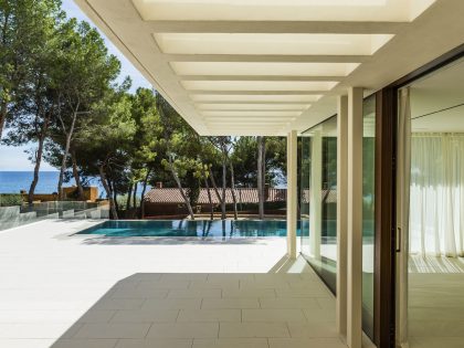 A Playful and Elegant Contemporary Home Formed by Overlapping Canopies in Spain by Juma Architects (5)