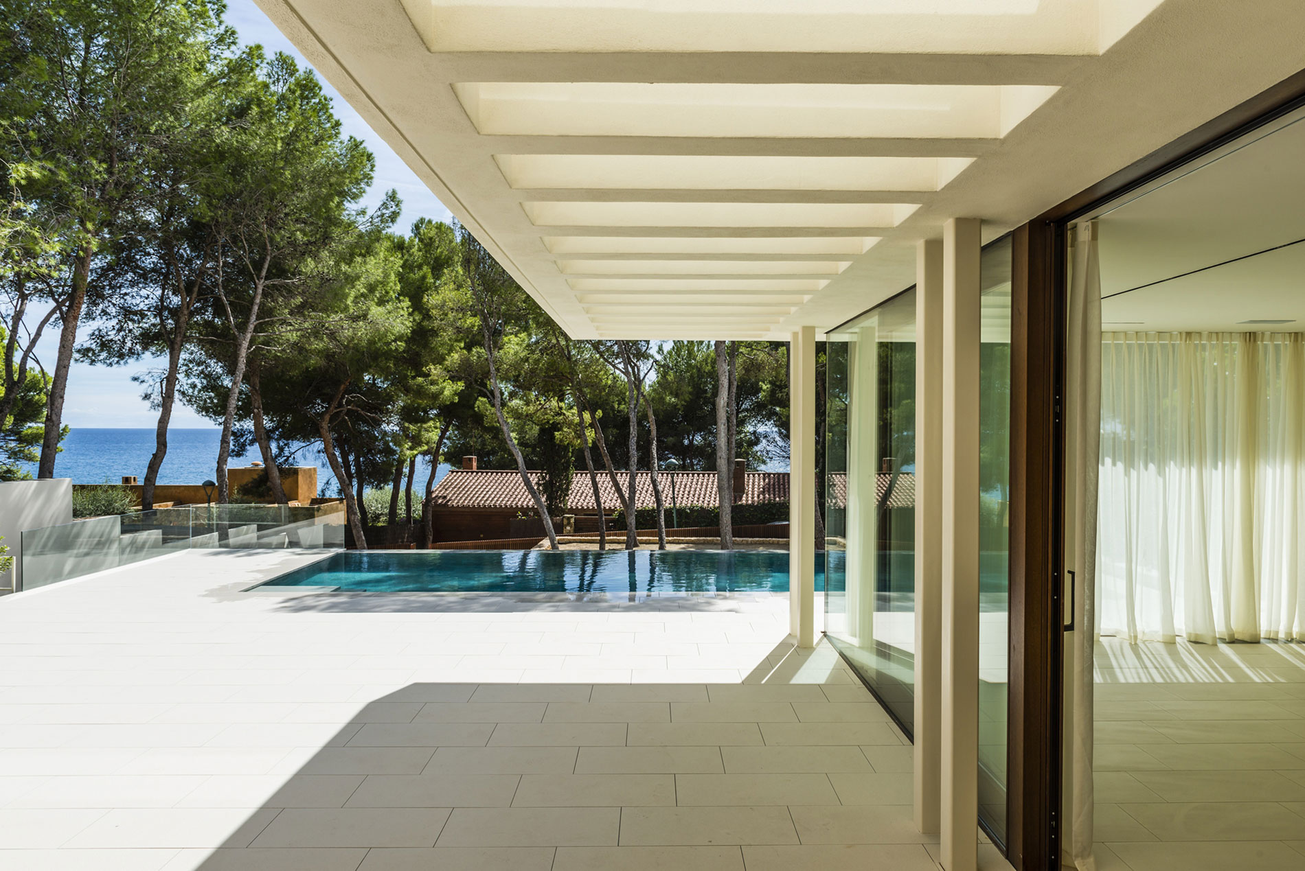 A Playful and Elegant Contemporary Home Formed by Overlapping Canopies in Spain by Juma Architects (5)