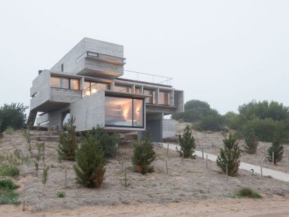 A Contemporary Concrete Home Made of Three Stacked Volumes in La Costa Partido by Luciano Kruk Arquitectos (14)