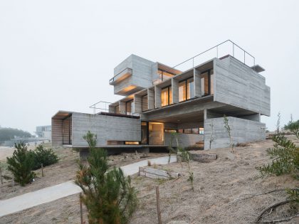 A Contemporary Concrete Home Made of Three Stacked Volumes in La Costa Partido by Luciano Kruk Arquitectos (15)