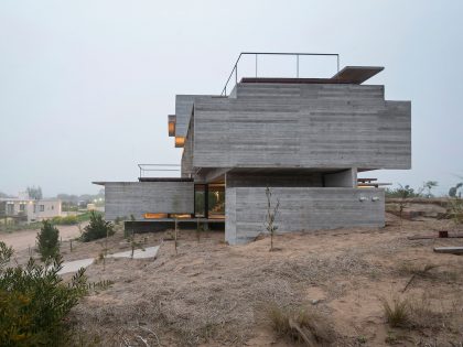 A Contemporary Concrete Home Made of Three Stacked Volumes in La Costa Partido by Luciano Kruk Arquitectos (16)