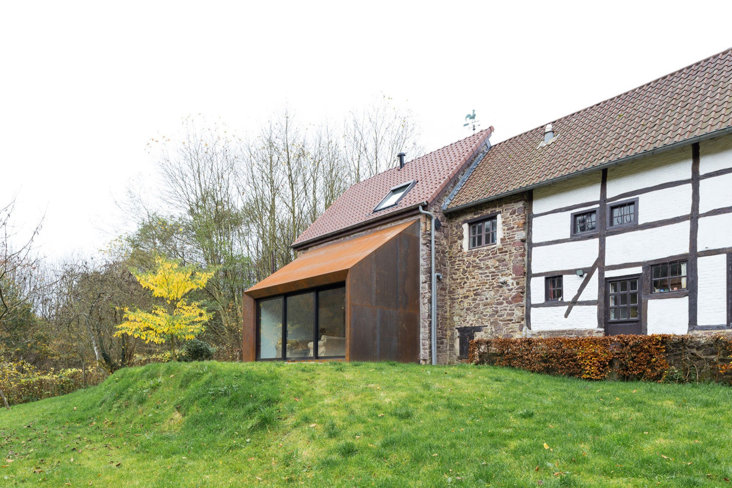 A Contemporary Extension for an Elegant Eighteenth-Century Home in Profondeville, Belgium by Puzzle’s Architecture (1)
