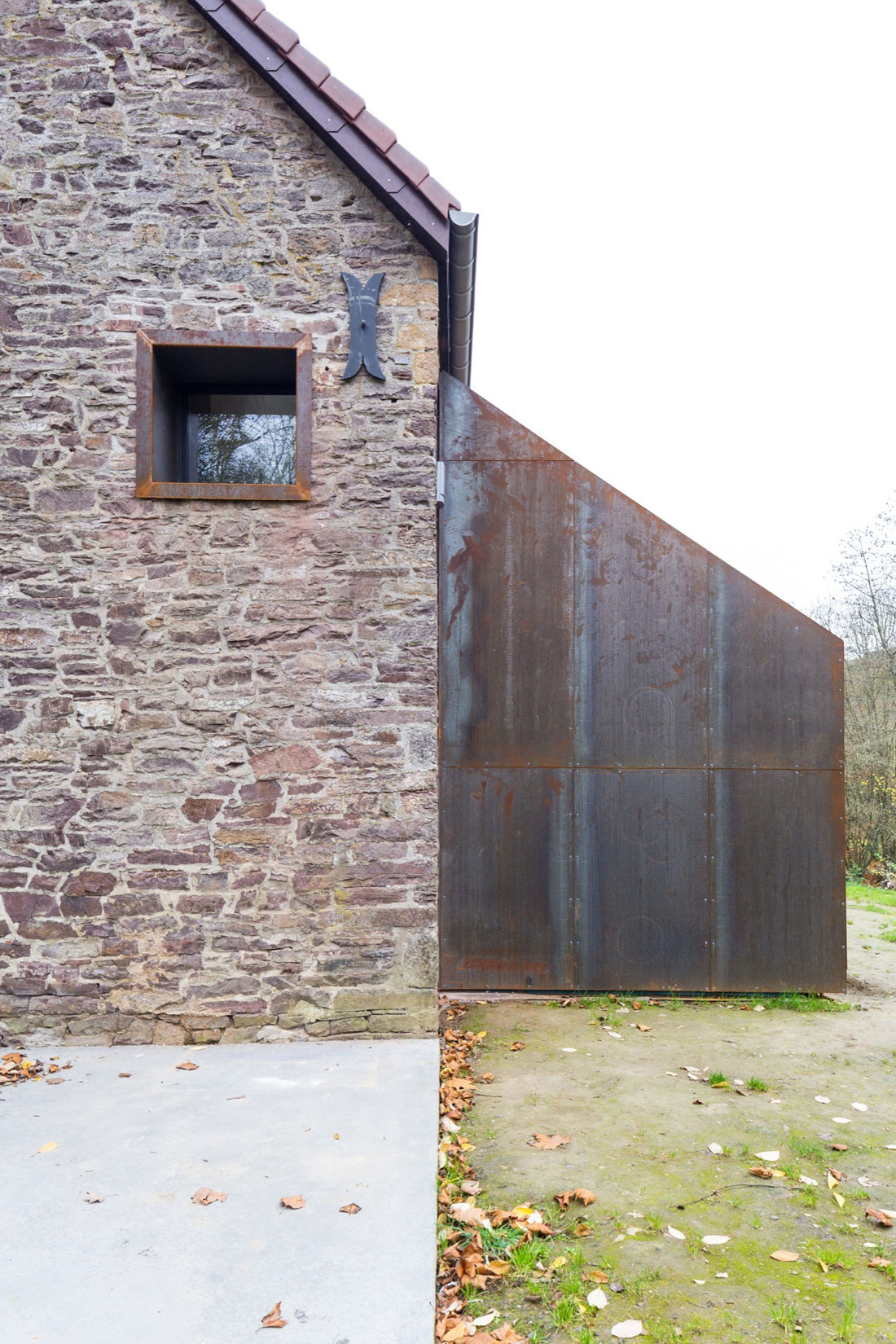 A Contemporary Extension for an Elegant Eighteenth-Century Home in Profondeville, Belgium by Puzzle’s Architecture (11)