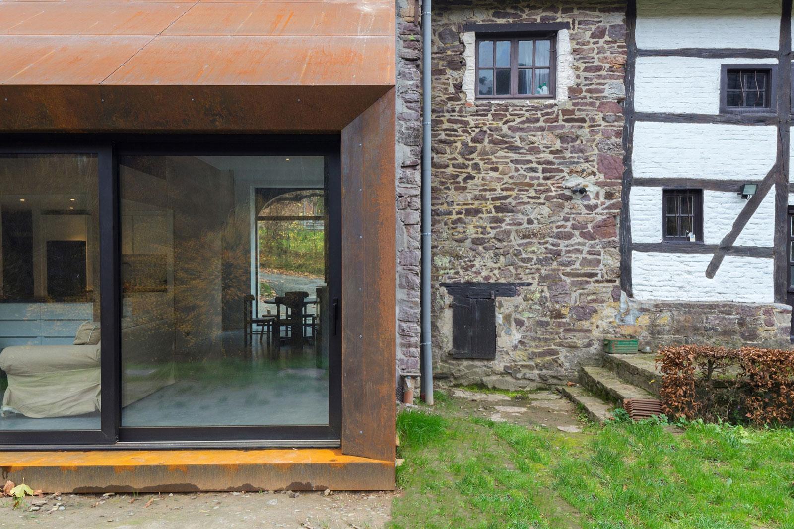 A Contemporary Extension for an Elegant Eighteenth-Century Home in Profondeville, Belgium by Puzzle’s Architecture (5)