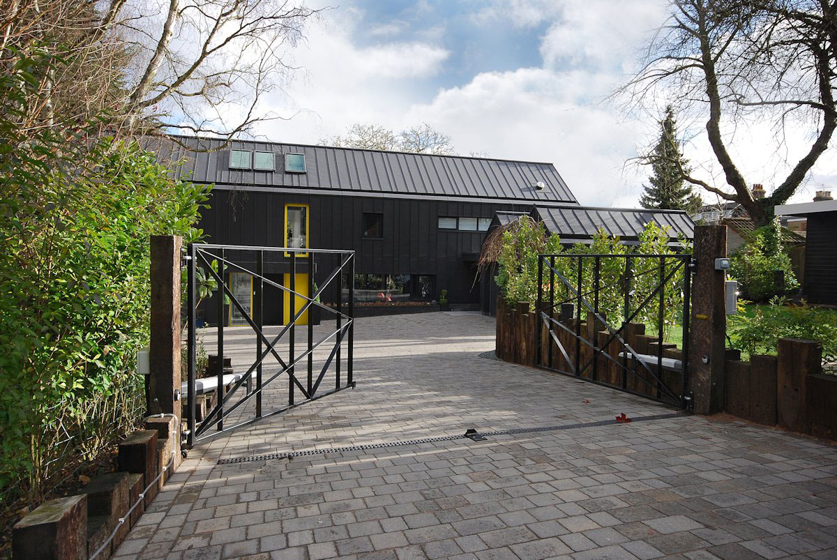 A Contemporary Family Home with Strong and Vibrant Interiors in Hertfordshire by Stephen Davy Peter Smith Architects (1)