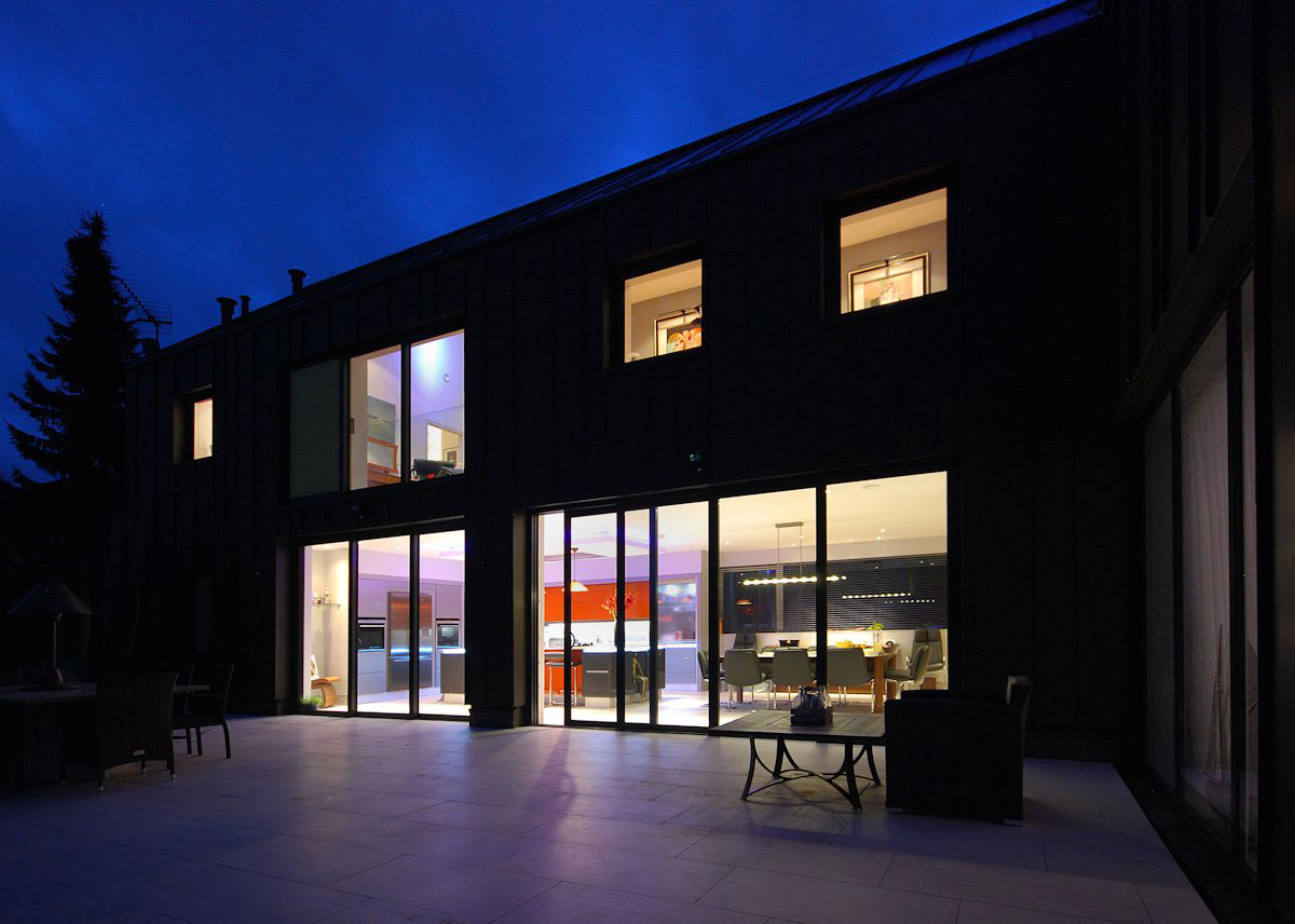 A Contemporary Family Home with Strong and Vibrant Interiors in Hertfordshire by Stephen Davy Peter Smith Architects (13)